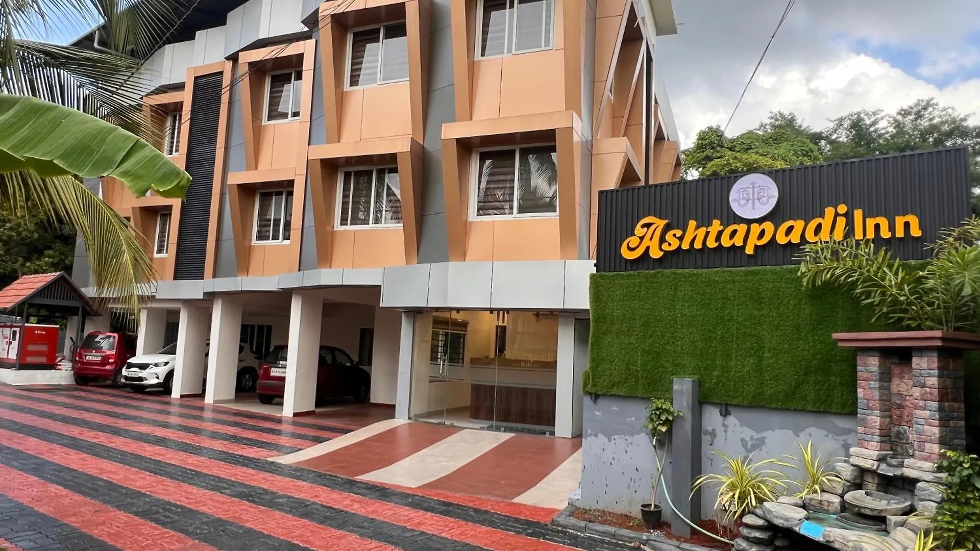 Kontakte von Ashtapadi Inn
